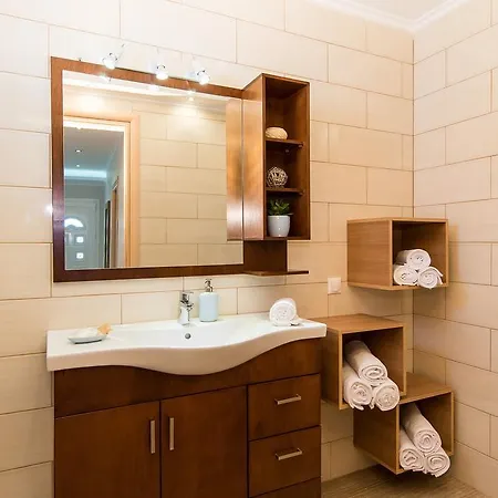 Yakinthi Nyaraló Amúdi